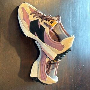 New Balance 327 in Pink - Size 8.5